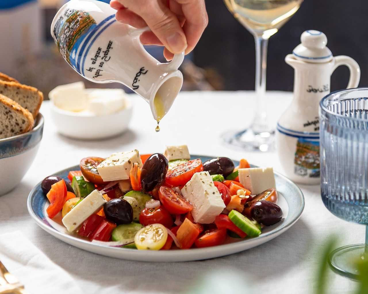 Local dishes and dining experiences that reflect a city’s food culture