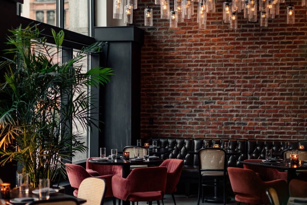 Best restaurants in Detroit, Michigan, offering downtown restaurants, Detroit-style pizza, soul food, steakhouses, and local cuisine